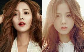 Visual lẫn vóc dáng thấp bé tương đồng, chị đẹp Penthouse và Jisoo còn có  cùng gu chọn giày mix với váy để "độn" chiều cao