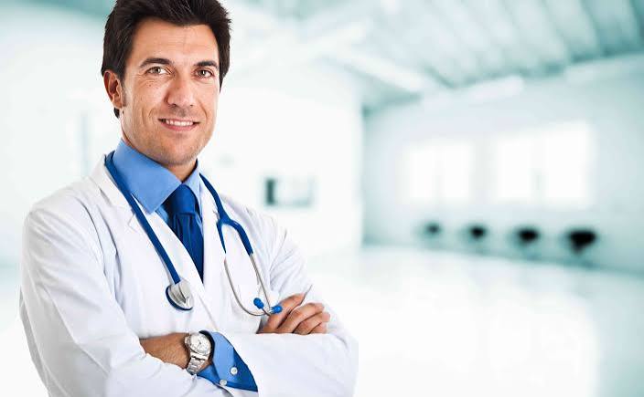 Dr. Rodrigo Dias Gomes — Fundador e Médico Revalidado pelo INEP