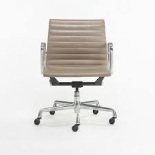 This is a smaller version of the popular eames desk. Greige Leather Herman Miller Eames Aluminum Group Management Desk Chair 24 Avail Ebay