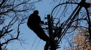 Uno de ellos muestra cómo se le avisa del corte de luz ante el impago de una factura de 15.869 pesetas. Corte De Luz Infobae