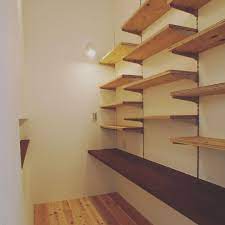 instagram 上的 321house 書斎スペースは 大きい本でも小さい本でも置けるようにすべて可動棚にしました 使い方が変わっても自由に変えられるので 自分でアレンジできます 書斎 カウンター 可動棚 ロイヤル 注文住宅 マイホー shelves corner bookcase