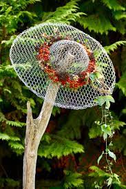 Die gartenstecker leuchten im dunkeln und sind eine hübsche deko für balkon, terrasse und garten. Drahtiger Hut Objekt Aus Hasendraht Karin Urban Naturalstyle