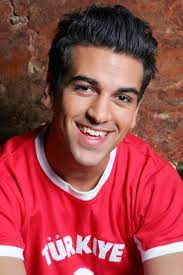 By clicking this link you will find 284 hq gifs sized 268x151 of elyas m'barek in 'fack ju göhtes' as requested by @elyasemsbarek. Elyas M Barek So Suss Sah Er Bei Turkisch Fur Anfanger Aus