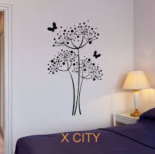 Setzen sie einen schaumklebepad auf die rückseite ihres schmetterlings und platzieren sie ihn an die wand. Blumen Schablone Wand