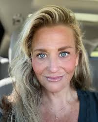 Julie Ingle's Instagram, Twitter & Facebook