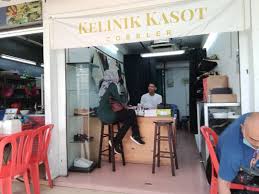 Maybe you would like to learn more about one of these? Mr Kah Hau Wat On Twitter Di Dataran Pahlawan Melaka Apa Lg Semua Mari Sapotlokal Sokongpeniagakecil Sila Mention Akaun Twitter Pemilik Kedai Ini Sis Pasti Ramai Orang Ingin Mencari Baiki Kasut