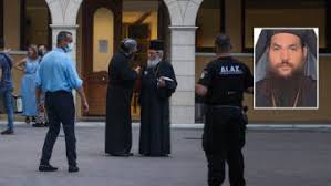 Υπενθυμίζουμε την υπόθεση του ιερέα που πριν λίγο επιτέθηκε με βιτριόλι σε επτά ιεράρχες που βρίσκονταν στο συνοδικό δικαστήριο, με αποτέλεσμα να τους τραυματίσει. R0g48h6mpokmtm
