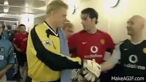 Bulan madu united bersama ole gunnar solskjaer sudah berakhir. Retrovoetbalshirts Nl Gary Neville Vs Peter Schmeichel On Make A Gif
