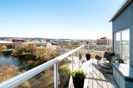 Un Penthouse Avec Une Cheminee Suspendue Planete Deco A Homes World Cheminee Suspendue Maison Style Cheminee