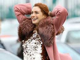 Il nuovo taglio capelli medi scalati di anne hathaway è la nuova foto da portare dal parrucchiere e sta bene a tutte. La Cura Giusta Per Capelli Rossi Alla Anne Hathaway Vanity Fair Italia