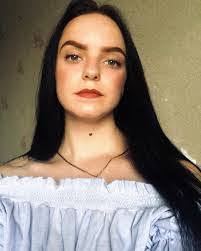 Anna Kohut's Instagram, Twitter & Facebook