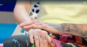 Andrea delogu a stracult (ansa). Ema Stokholma Cancella I Suoi Tatuaggi Pensateci Prima Di Farli Foto Ultime Notizie Flash