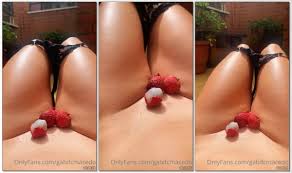 Gabi Macedo pelada mostrando a buceta com frutas - Xvideos Only