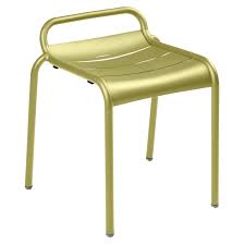 By combining traditional metalworking techniques with 21st century technology, fermob presides over a collection of causal and stylish modern outdoor furniture, imbued with joie de vivre. Hocker Luxembourg Fermob