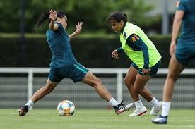 Conhecida como debinha, a atacante da seleção brasileira, montou com as amigas na escola um time de futebol feminino e aí começa sua caminhada no esporte. Comeca Hoje Na Franca A 8Âª Copa Do Mundo De Futebol Feminino