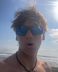 Beachy • • • • • • • • • • Thank you @annemenke2 for the 📸 and  @simonefanstore for the clothes