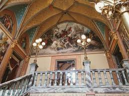 Es wurde in rekordzeit von 1882 bis 1884 im stil des historismus (vor allem neofrühgotik am außenbau sowie neorenaissance bei der inneneinrichtung) als repräsentativer wohnsitz für stephan von sarter gebaut. Ausflugstipp Schloss Drachenburg Am Drachenfels In Konigswinter