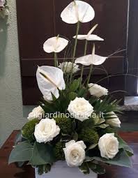 Tutte le foto degli omaggi floreali, dei vasi, dei bigliettini e dei regali aggiuntivi, sono puramente indicative e servono a dare un'idea del prodotto. Composizione Alta In Cassetta Di Legno Con Fiori Bianchi Fiori A Samarate Fiorista A Samarate Per Acquisto Invio E Consegna Fiori E Piante A Samarate Gallarate