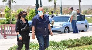تخرج من كلية الزراعة جامعة الإسكندرية، ثم التقى بكلٍ من جورج سيدهم و الضيف أحمد، وكونوا معا فرقة ثلاثي أضواء المسرح الشهيرة، وهو فريق غنائي كوميدي لمع على المسرح من خلال تقديم مجموعة من. 6dqylii17igdpm