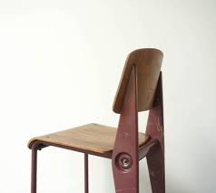 Réalisée en tôle d'acier plié et en bois, cette presque 90 ans après sa création, la chaise prouvé n'a pas pris une ride, elle est toujours aussi culte ! Jean Prouve Jousse Entreprise Mobilier D Architectes