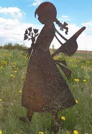 The Tulip Girl Vintage Large Metal Silhouette For The Garden And Yard Baumkunst Huhnerhaltung Im Garten Metall Gartenkunst