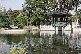 Le Jardin De Seoul Jardin D Acclimatation Bois De Boulogne 16eme Arrondissement Paris Routard Com
