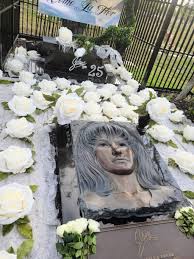 Her uncle, eddie quintanilla, an active member of that church, noted in the same interview with the corpus christi. Selena S Gravesite Seaside Memorial Corpus Christi Tx 78412 Usa