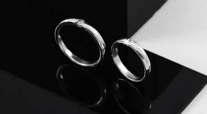 Cincin couple terlihat simple namun tetap elegant dengan warna kuning puti glosy dengan 1 batu zircon pada cincin perempuan. Apakah Cincin Kawin Termasuk Mas Kawin V Co Jewellery News