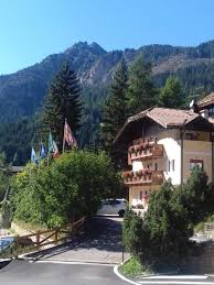 Appartamenti per tutti i gusti e ogni esigenza sono disponibili per la vostra vacanza nelle dolomiti. Appartamenti Riz Claudio Campitello Di Fassa Val Di Fassa Italy Book Hotel Appartamenti Riz Claudio