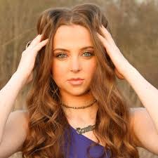 Lesa Hale's Instagram, Twitter & Facebook