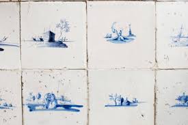 Es werden keine zusätzlichen hilfsmittel zum aufkleben benötigt. Fliesen Mit Folie Uberkleben So Geht S