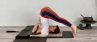 In gymnastics, everything revolves around a straight line. 3 Ways To Do Shoulder Stand Desa Yogi Iyengar Yoga