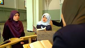 Ia secara terbuka memberikan beberapa trik dalam penghafalan yang dilakukan di pondoknya.oke guys. 3 Cara Menghafal Alquran Yang Bisa Dicoba