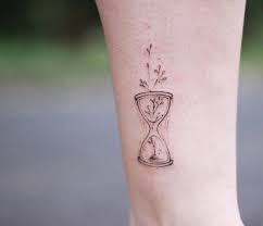 Encontre O Tatuador E A Inspiracao Perfeita Para Fazer Sua Tattoo Tatuagem De Ampulheta Tatuagem Tatuagem Pequena