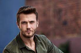 Bir cips markasının reklam filminde. Aras Bulut Iynemli Kimdir Aras Bulut Iynemli Kac Yasinda Nereli