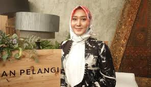 Pakaian keluarga muslim tahun ini bersifat couple yang memili. Dian Pelangi Meneropong Tren Busana Muslim 2019 Ragam Cantika Com