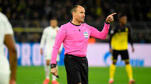 Maybe you would like to learn more about one of these? L Uefa Confirme Lahoz Comme Arbitre Pour La Finale De La Ligue Des Champions Entre Chelsea Et Man City Actualites Football