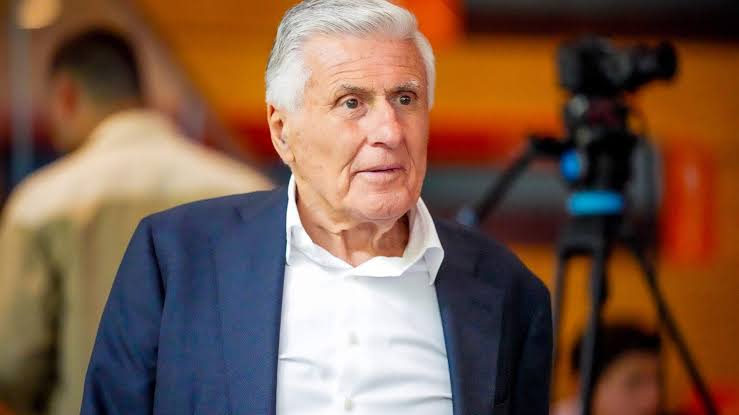 Gestopte Youp van 't Hek treedt nog een keer op in Carré voor Sjaak Swart:  'Over 25 jaar sta ik hier weer' | De Telegraaf