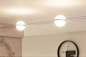 Fast Schon Unsichtbar Werden Die Lichtkugeln Von Unserem 2line Seilsystem Getragen Seilsystem Beleuchtung Flur Led Seilsystem Seilsysteme Coole Beleuchtung