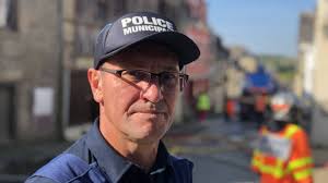 Incendie à Josselin. Un couple saute pour échapper aux flammes, un policier  vient à leur secours