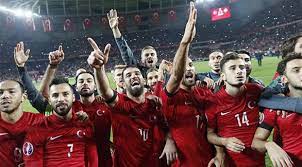 اقتنص منتخب تركيا انتصاره الأول في المجموعة الثالثة بالقسم الثاني. ØªØ±ÙƒÙŠØ§ Ù„ØªÙƒØ±Ø§Ø± Ø¥Ù†Ø¬Ø§Ø²ÙŠ Ù…ÙˆÙ†Ø¯ÙŠØ§Ù„ 2002 ÙˆØ£Ù…Ù… Ø£ÙˆØ±ÙˆØ¨Ø§ 2008
