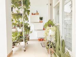 Dengan meletakkan berbagai jenis pot bunga pada sudut rumah, dapat membuatnya seperti taman bunga yang cantik di sudut rumah. Desain Taman Di Teras Rumah Menciptakan Suasana Yang Asri Dan Natural Inspirasi Desain Rumah Terkini