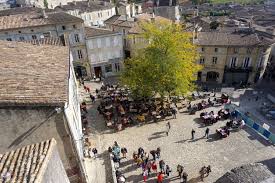 Amelia Canta Au Centre De La Cite De Saint Emilion Du Talon Au Crampon