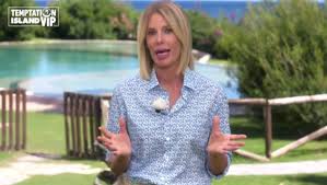 Alessia marcuzzi, la bellissima conduttrice italiana, si lascia andare a scatti 'hot'. Alessia Marcuzzi Ecco Perche Temptation Island E Rimandato