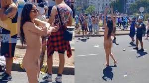 Innecesario: una mujer desfiló desnuda durante los festejos en el Obelisco