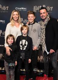 Het optreden van ''mag ik dan bij jou'' met dinand woesthoff blikt terug op de dood van zijn toenmalige vrouw guusje nederhorst en de zware. Bekende Nederlanders Op Rode Loper Bij Harry Potter Expo Foto Ad Nl