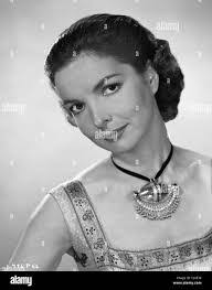 Elizabeth Sellars's Instagram, Twitter & Facebook