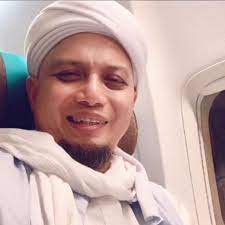 Bahkan dai yang dikenal memimpin majelis dzikir ini telah menikah setahun lalu dengan seorang muslimah asal lampung. Merinding Ini Alasan Ustaz Arifin Ilham Minta Dimakamkan Di Pesantren Az Zikra Showbiz Liputan6 Com