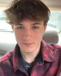 Hii, I'm Carter from Maple Valley. 93% sure I'm heading to UW! I got the  pre-major in Arts and & Sciences and hoping to major in public health and  minor in Spanish