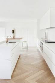 Du Parquet Dans La Cuisine 26 Idees Pour S Inspirer En 2020 Idee Amenagement Cuisine Parquet Cuisine Amenagement Cuisine